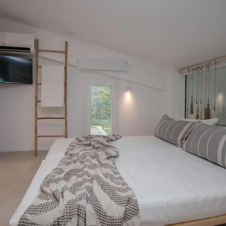 Villa Aristotelia Gi - Premium Luxury With Private Pools