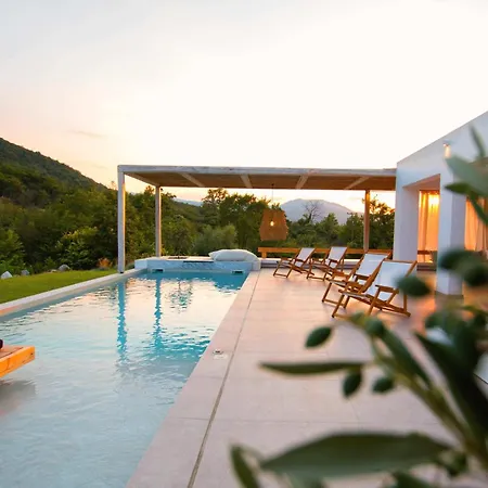 Aristotelia Gi - Premium Luxury With Private Pools