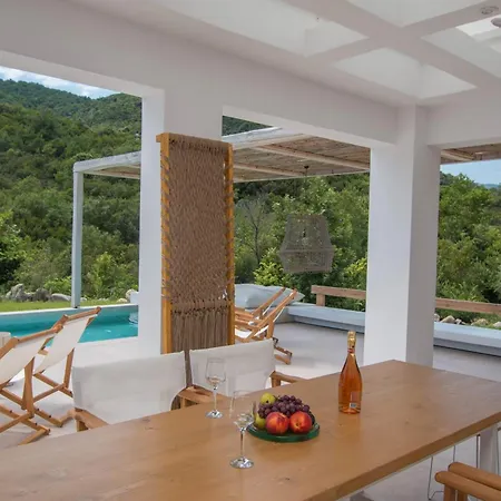 Aristotelia Gi - Premium Luxury With Private Pools