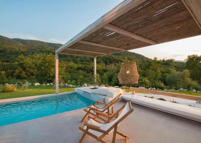 Aristotelia Gi - Premium Luxury With Private Pools